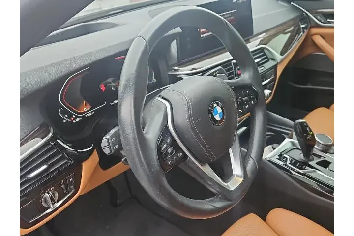 $29000 : BMW 5 Series 2021 530i 4dr S image 2