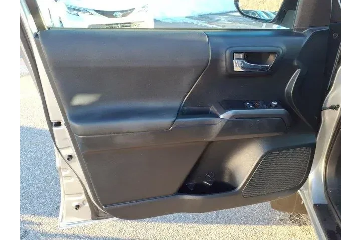 $28900 : Toyota Tacoma 2016 4x4 SR5 V image 8