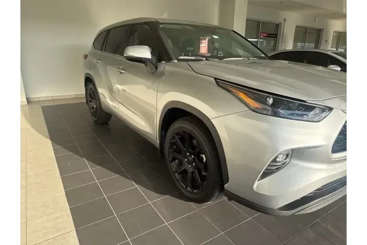 $27793 : Toyota Highlander 2023 LE 4d image 5