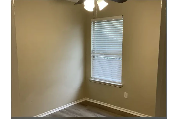 $1300 : Low income single family house image 5