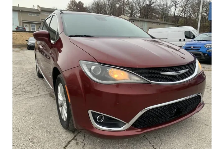 $7999 : 2018 Pacifica Touring L image 1