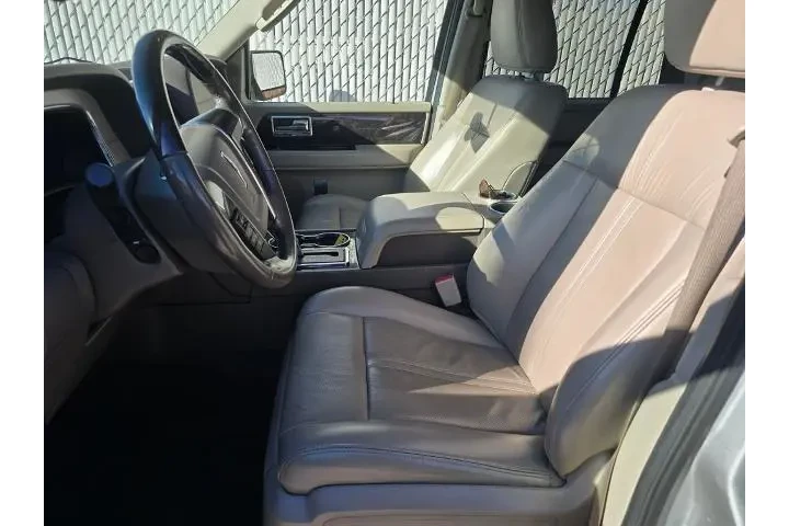 $19800 : Lincoln Navigator 2017 4x2 S image 8