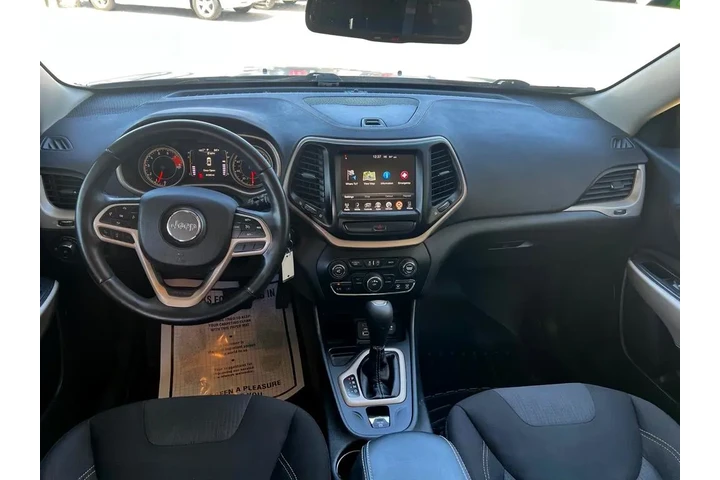 2017 Cherokee Latitude FWD image 9