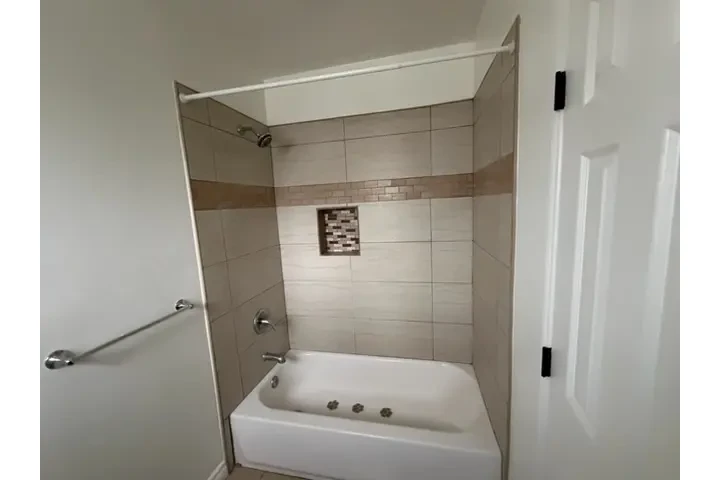 $1100 : cuarto privado y baño, downey image 3