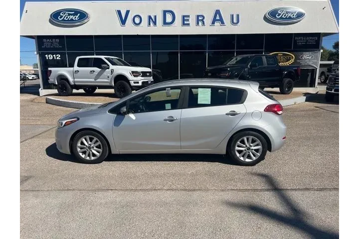 $11995 : Kia Forte5 2017 LX 4dr Hatch image 1