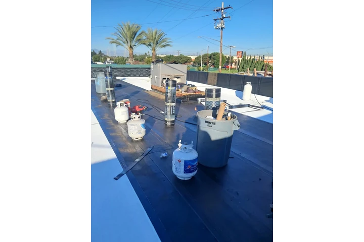 Lawson Roofing: Techos Seguros image 8
