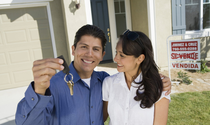 Pareja con las llaves de su nueva casa