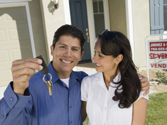 Pareja con las llaves de su nueva casa