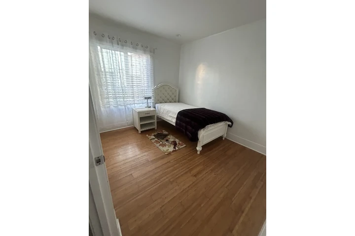 $1100 : Se renta cuarto en Midcity LA image 1