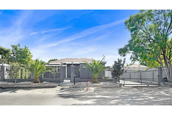 $950000 : JUST MINUTES FROM BURBANK!! image 1