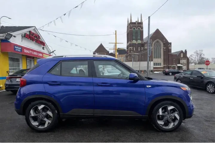 $18995 : 2023 Venue Limited image 9