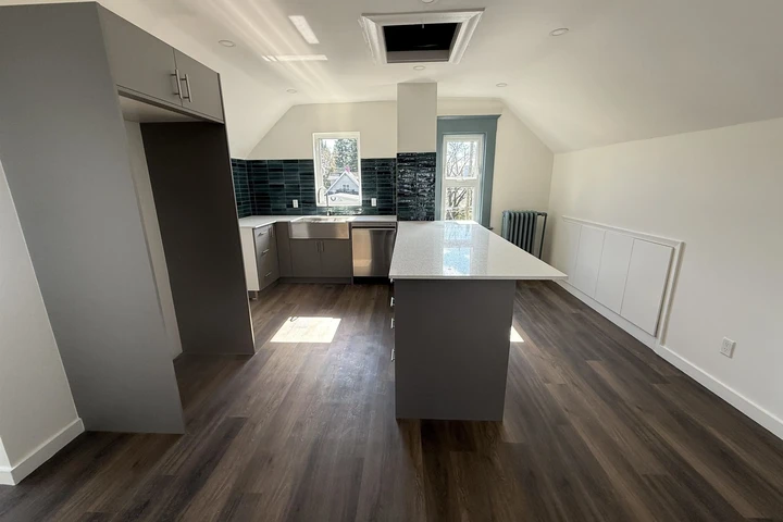 $700 : Sensational- Commuter's Dream image 4