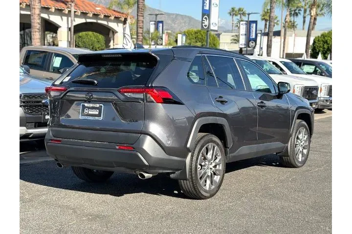 $31495 : Toyota RAV4 2023 XLE Premium image 8