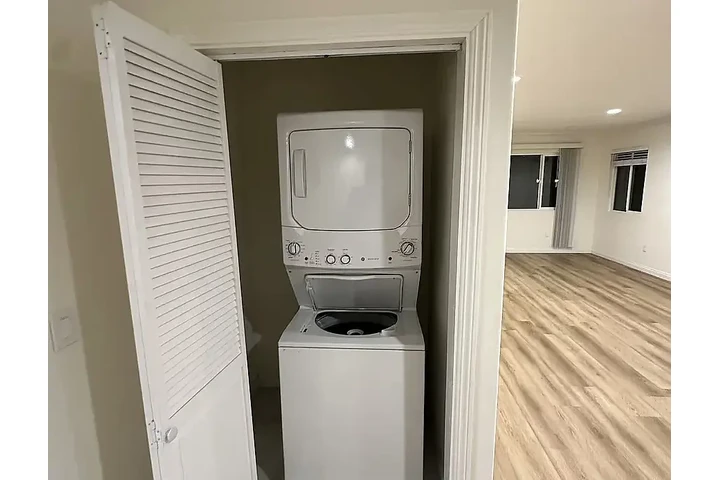$2700 : 3 bedrooms and 3 bathrooms. ea image 3