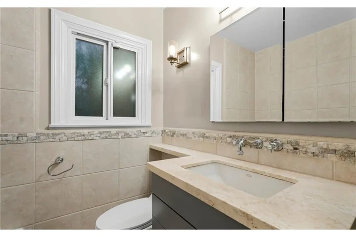 $2375 : 3Bed 2Bath Home in Los Angele image 9