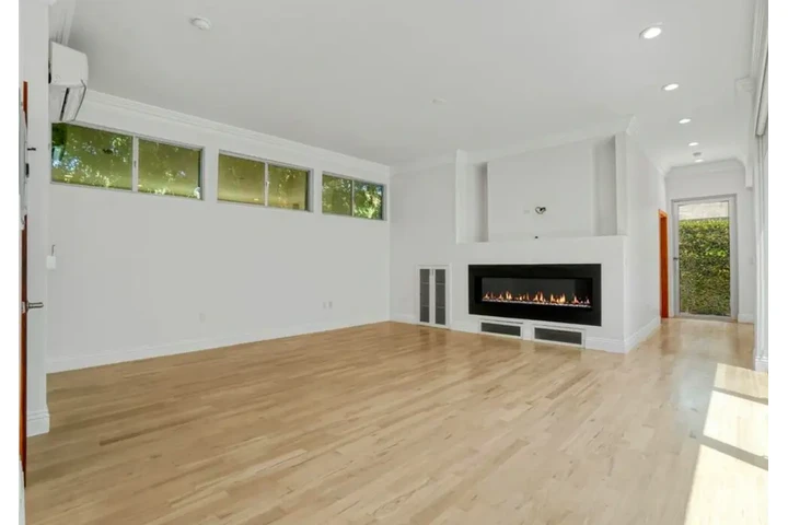 $2465 : 3Beds/2Baths in W Pico Blvd image 4