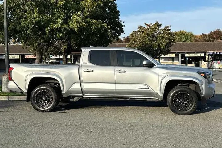 $38393 : Toyota Tacoma 2024 4x4 SR5 4 image 7