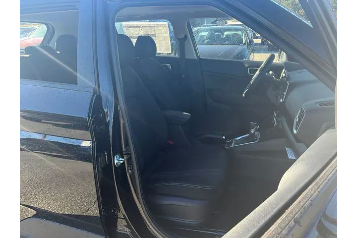 $23311 : Hyundai VENUE 2026 SEL 4dr C image 9