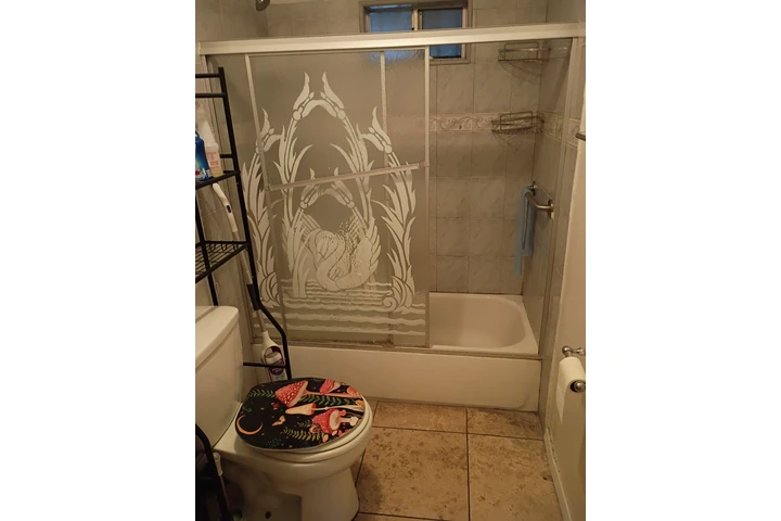 $700 : Se renta recamara image 2