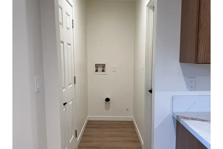 $900 : This well-maintained 2-bedroom image 6