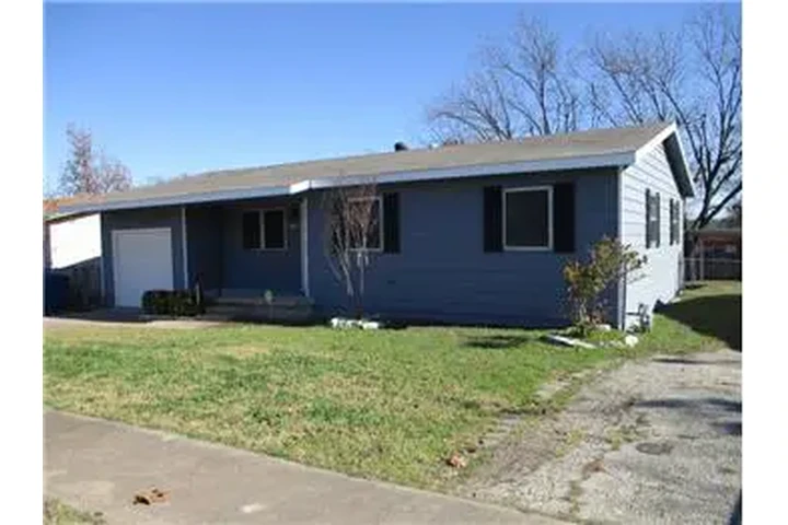 $1100 : Rental property with 4 bedro image 2