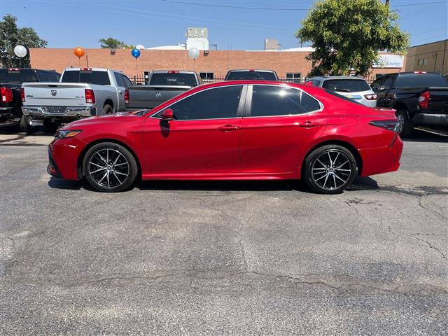 $25088 : 2022 Camry SE, CLEAN CARFAX, image 2