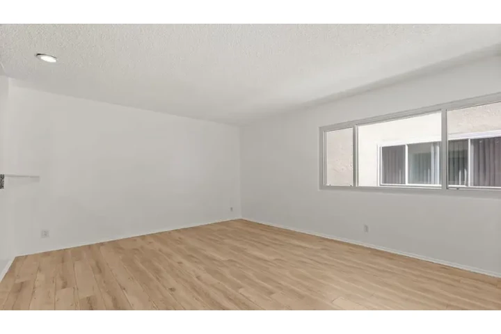 $2000 : Nice 👍 2Bedroom apartment image 5