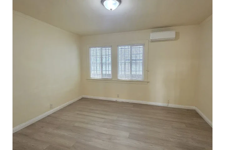 $1500 : minutes from🌆Downtown Los Ang image 4