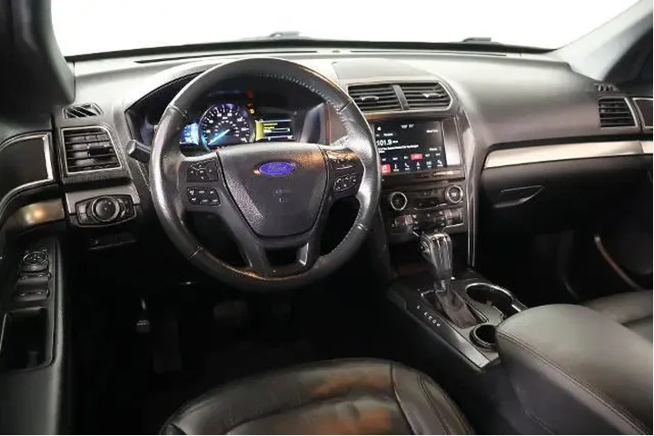 $15657 : Ford Explorer 2018 XLT 4dr S image 2