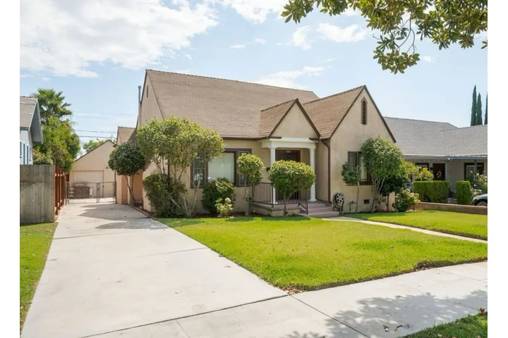 $2050 : Spacious 2 Bedroom in Lynwood image 2