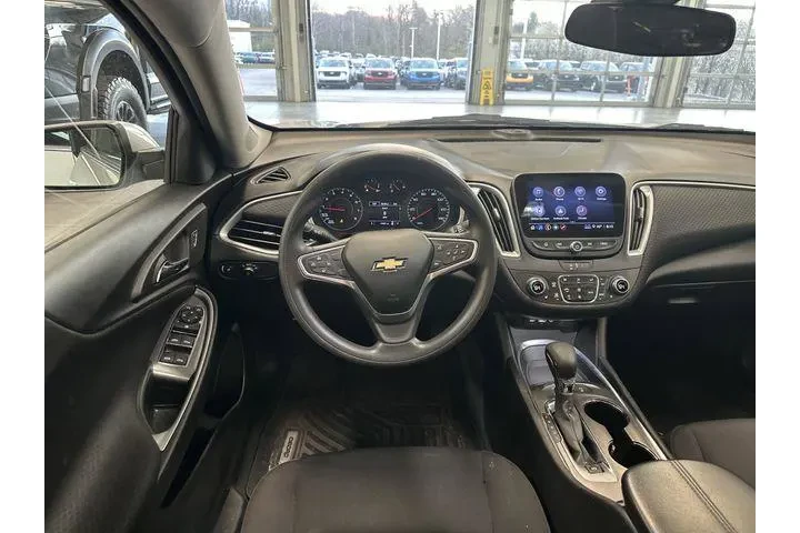 $17500 : Chevrolet Malibu 2022 LT 4dr image 2