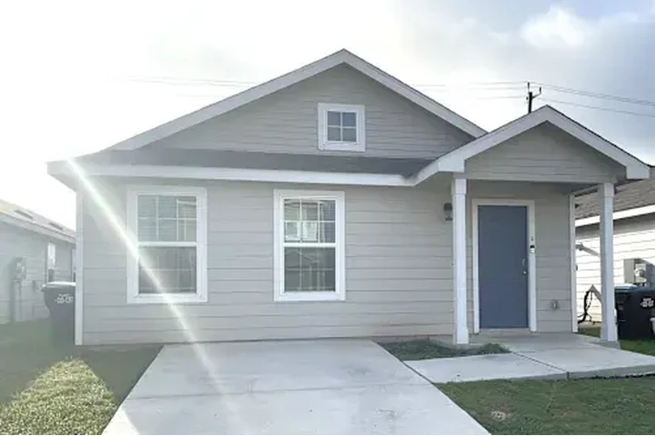 $910 : Well furnished apartments image 7