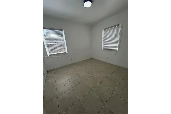 $800 : Spacious and renovated 2 bed ! image 5