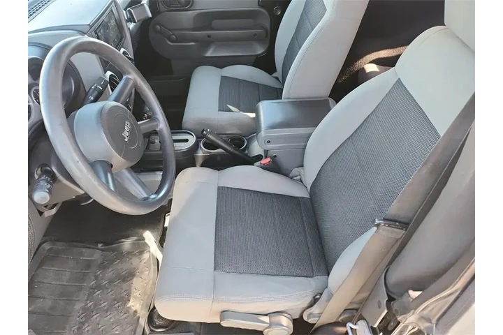 $13000 : Jeep Wrangler 2010 4x4 Sport image 4