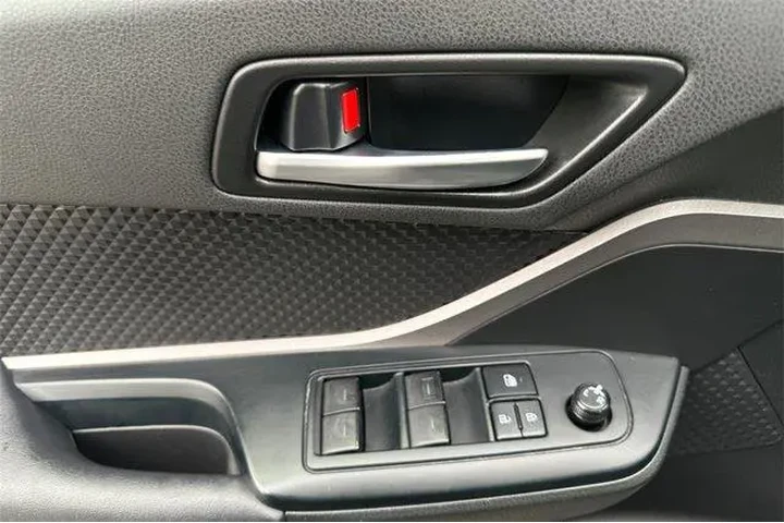 $17994 : Toyota C-HR 2021 LE 4dr Cros image 8