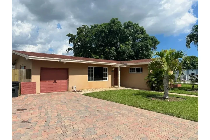 $1690 : North Miami 3 Bed & 2 Bath image 3