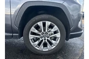 $33500 : Toyota RAV4 2024 AWD XLE Pre thumbnail