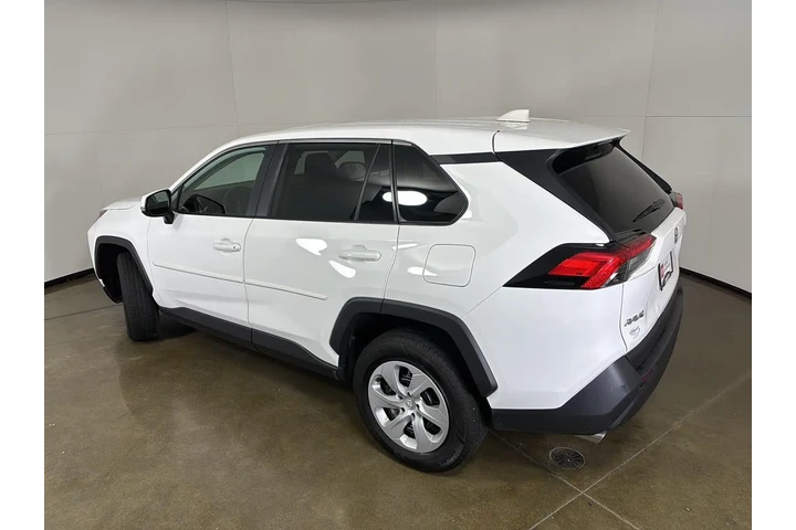 $31989 : Gold Certified 2024 RAV4 LE image 6