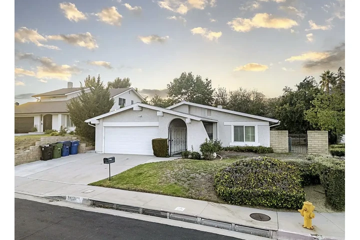 $2490 : 3 Bed 2Bath Home in South Gate image 1