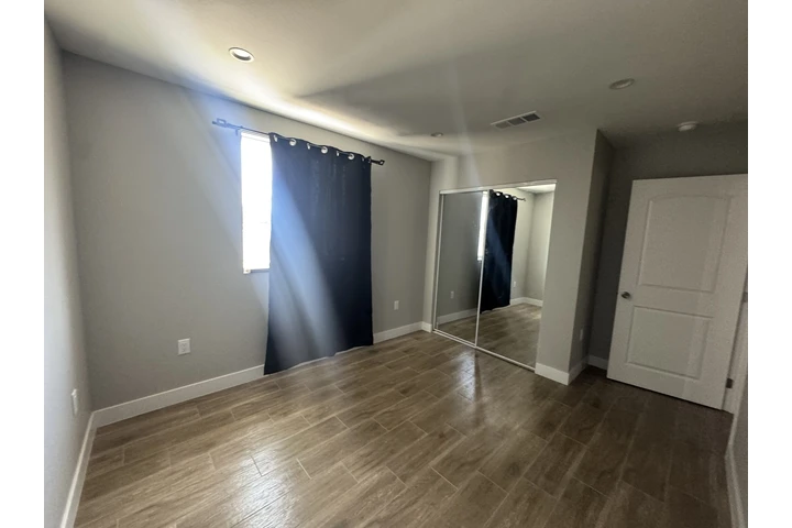 $1300 : Cuarto en renta image 3