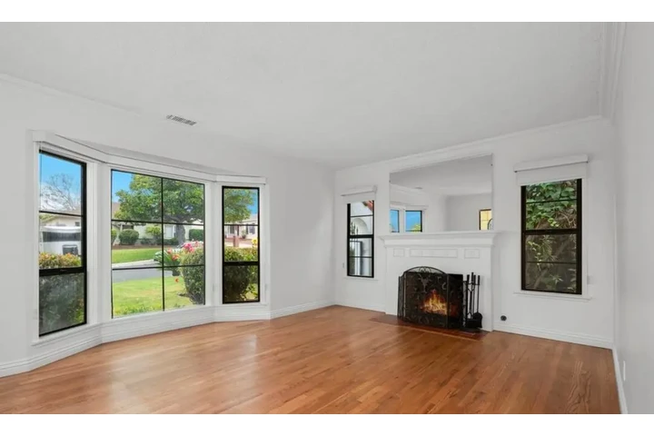$2455 : 3 Bedroom in Vermont Ave, LA image 2