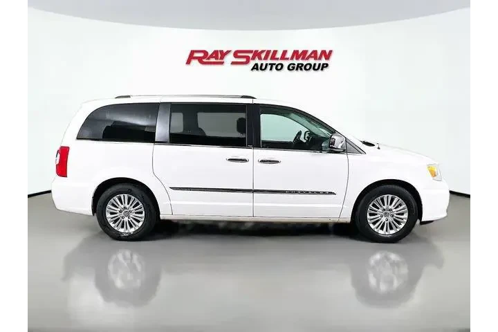 $10975 : Chrysler Town and Country 20 image 8