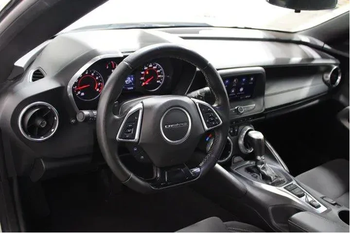 $25988 : Chevrolet Camaro 2020 LT 2dr image 2