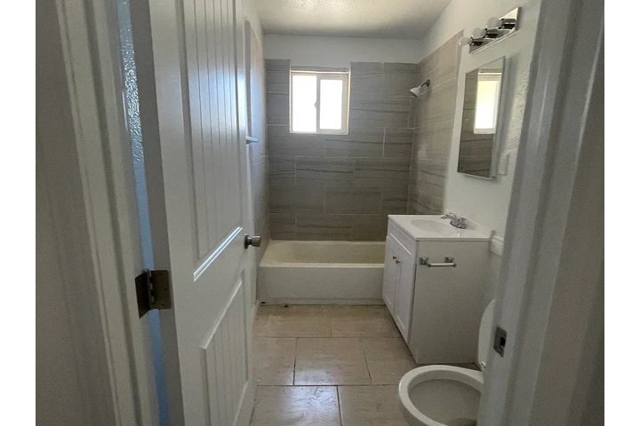 $1100 : For Rent – Remodeled 2-Bedroom image 4