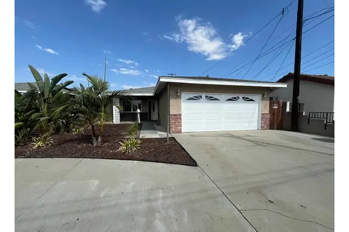 $2176 : Casa De Renta En Bellflower image 1