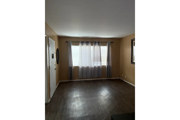 $700 : Se renta espacio en una sala image 1