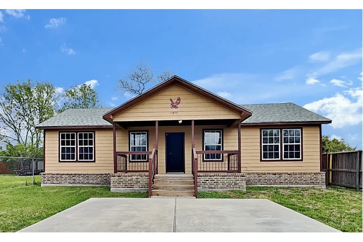 $850 : spacious charm natural home image 1