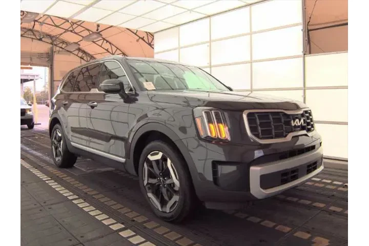 $32690 : Kia Telluride 2025 S 4dr SUV image 4