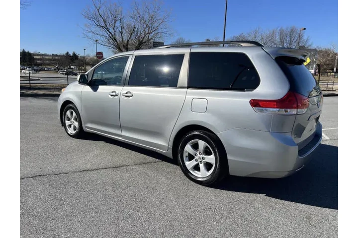 $12500 : 2014 Sienna LE 8-Passenger image 7
