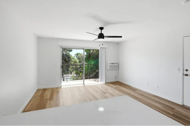 $1000 : Studio 1-Bed and 1-Bath image 5